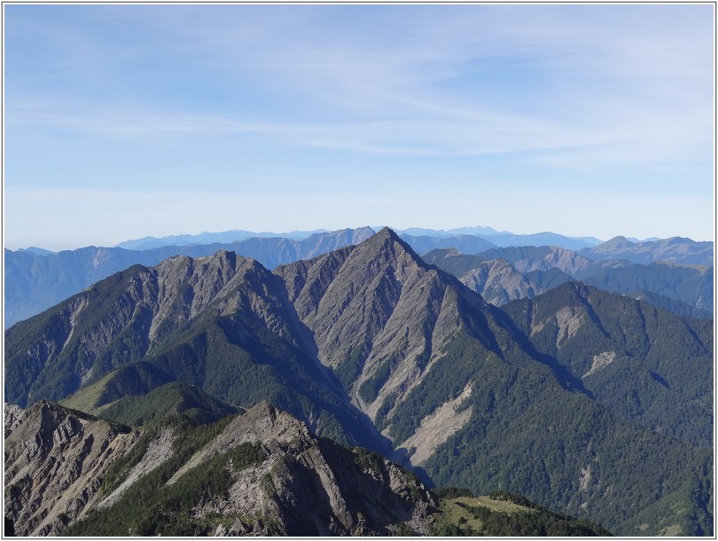 2012-07-13 07-39-47南湖大山看中央尖山.JPG